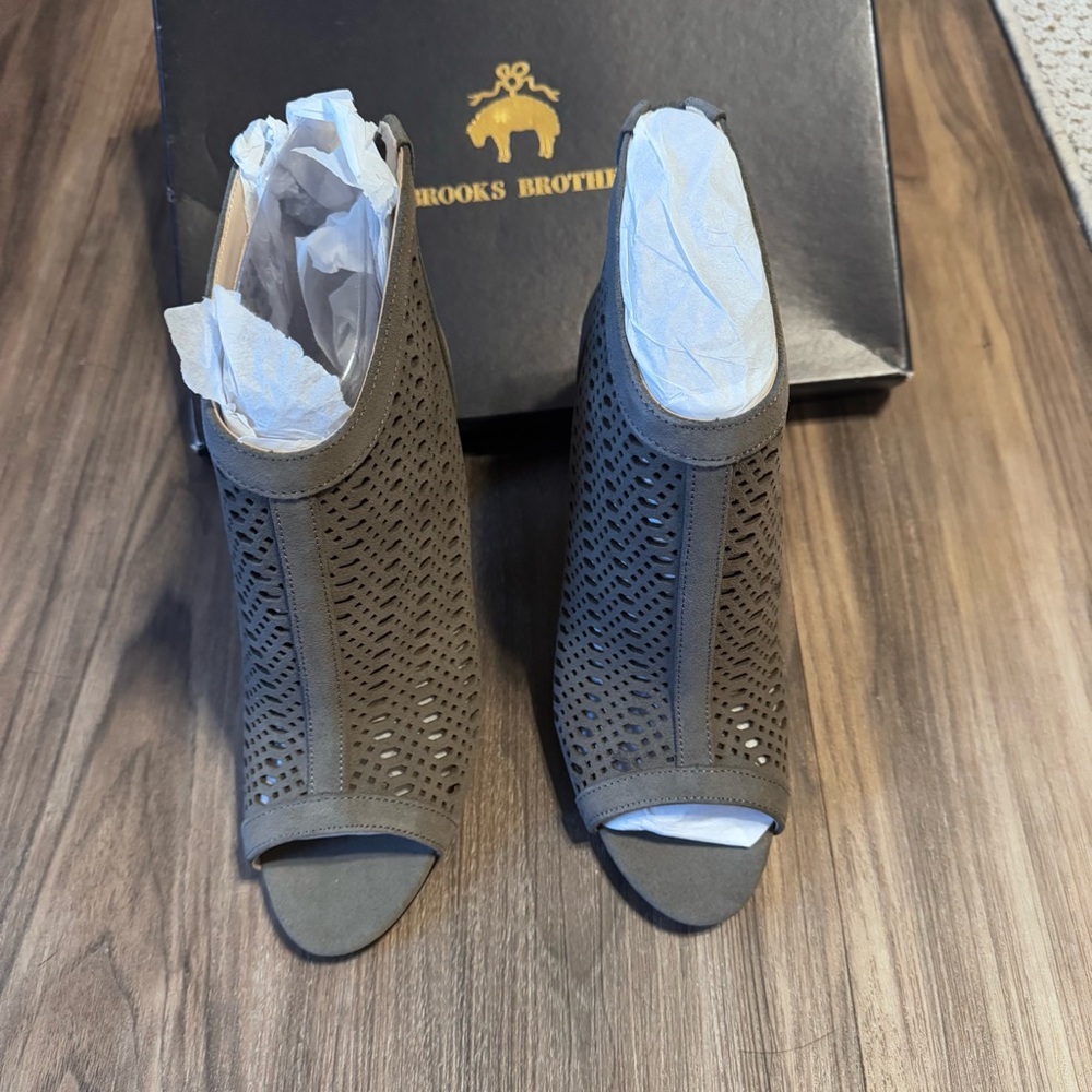 Brooks Brothers Olive Gray Perforated Peep-Toe Heels